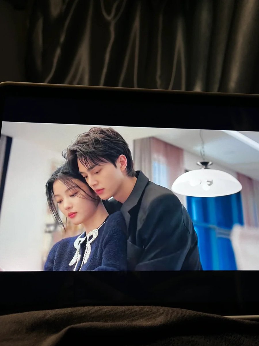 chenMslive's tweet image. 크리스마스에 집에서 한국 드라마 보는데, 이틀 동안 완전 빠져버렸어요! 😍😍😍  남주 비주얼 미쳤어요!!!!  심장폭행 😭💘💘💘