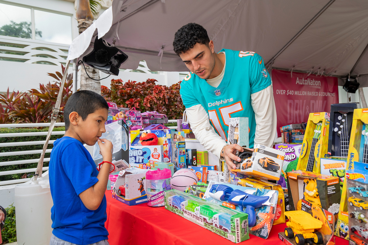 AutoNation's tweet photo. @TackleCancer @MiamiDolphins Patients and families at the @SylvesterCancer —spreading joy and hope this holiday season. 💖
#AutoNation #DRVPNK #DolphinsCancerChallenge #MiamiDolphins https://t.co/AxXmt5g4D5