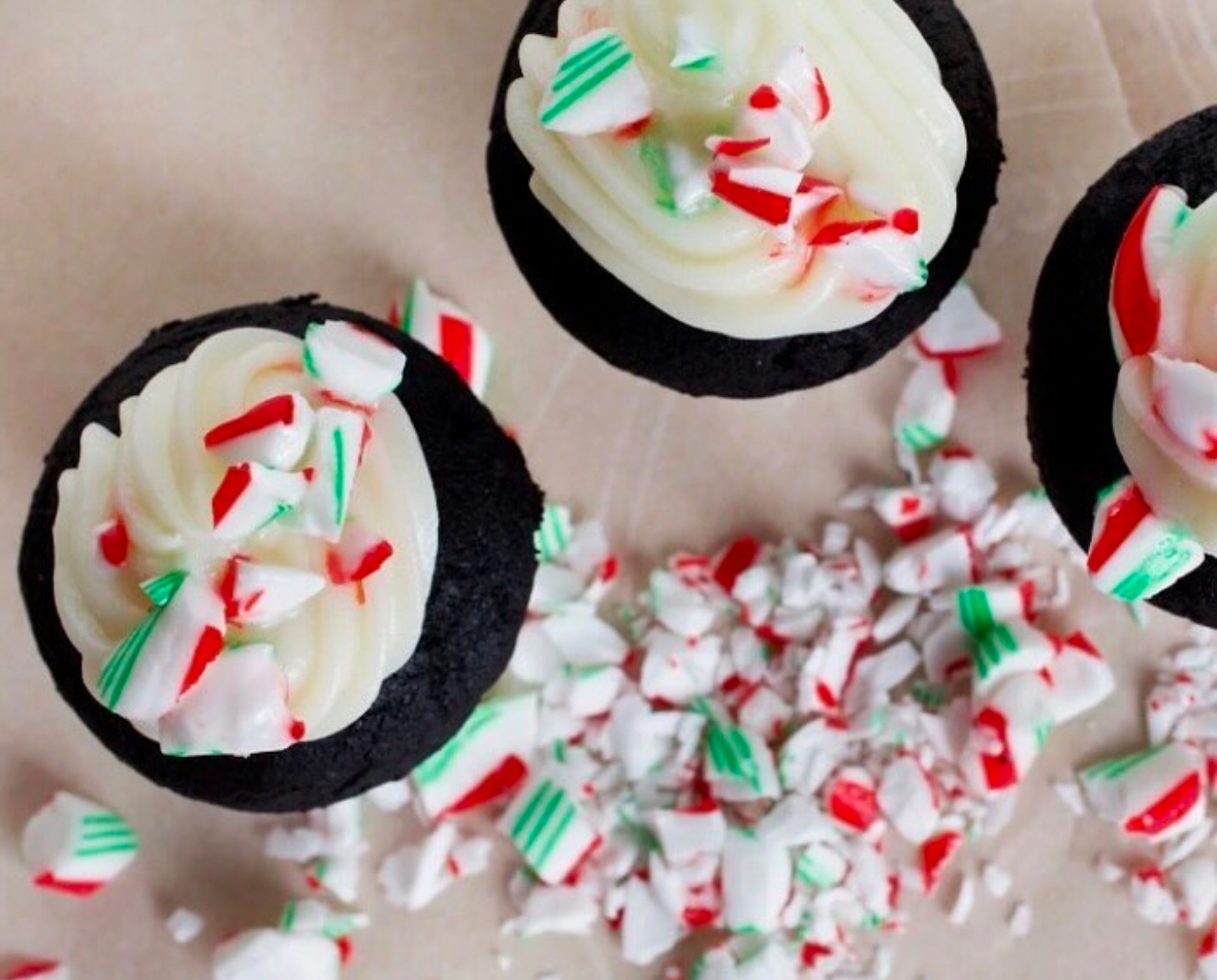 Get into the holiday spirit with festive Chocolate Candy Cane Cupcakes by Dame Ellie Krieger!⁠
⁠
Recipe: elliekrieger.com/recipe/chocola…
⁠
Photo by Deb Lindsey for The Washington Post⁠