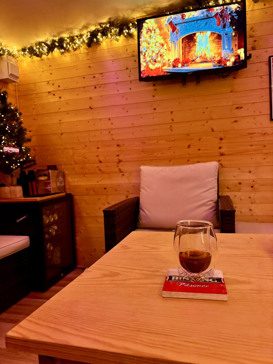 ebee11A's tweet photo. Xmas Eve pre’s @whitto’sbar #18yroldMacallanwhiskey #norlanglass https://t.co/mnpbcJ3xrZ