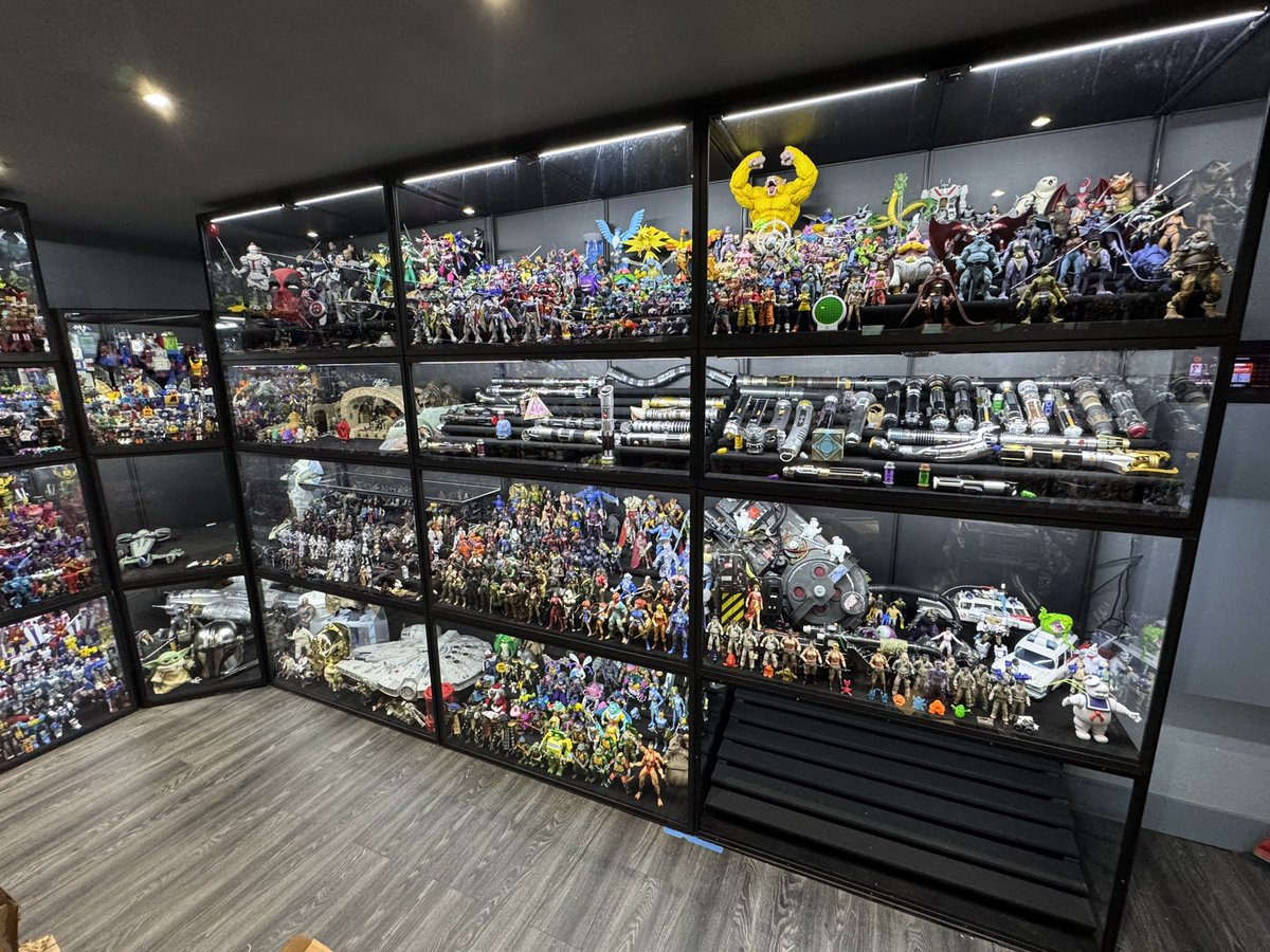 onyxminor's tweet photo. One last display to go. DC comics figures up next. I’m going to do with any characters from Challenge of the Super Friends and the Super Powers line, then fill in with favorites. Trying to leave room for an add in shelf for McFarlane DC Super Powers.
#moducase #moduspace #toys https://t.co/6l1g67Gg88