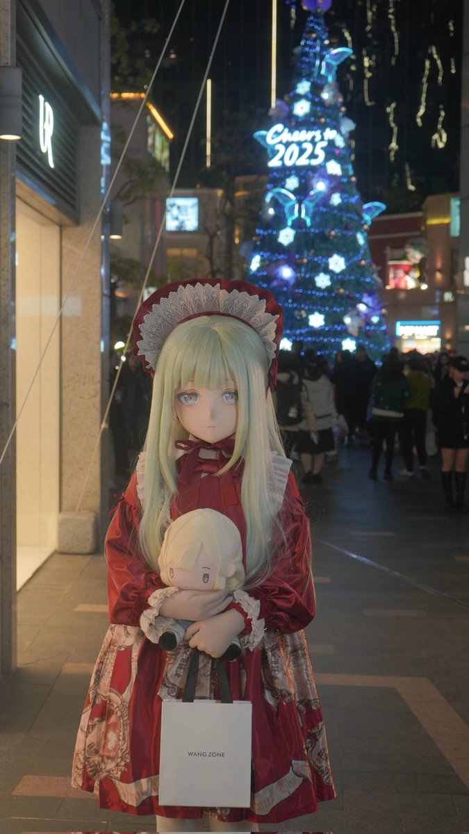 "小睦被大家围观了呢"
"圣诞节快乐喔，小睦🎄"

<a href="/Ryuukuworld/">RyuuKu!!</a> <a href="/kamiki_mirai_/">誠鴿🐦</a> 

#Christmas #MerryChristmas #若叶睦 #AveMujica #BanGDream #kigurumi