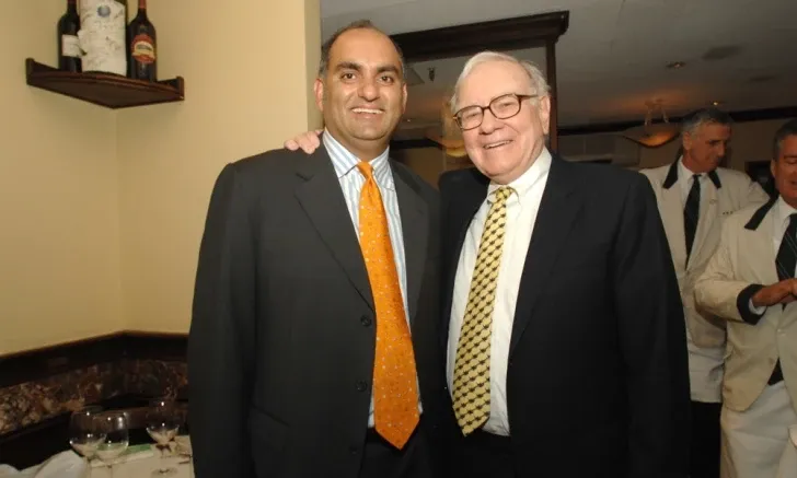 zumitow's tweet photo. Pasó de 100 mil dólares a 1,400 millones jugando un juego distinto en el mundo de las inversiones, estamos hablando  de Mohnish Pabrai🫡

¿Quieres aprender sus secretos para dominar el mercado (y la vida)? 

Quédate y lee este hilo 👇 https://t.co/gtl2t1AQKT
