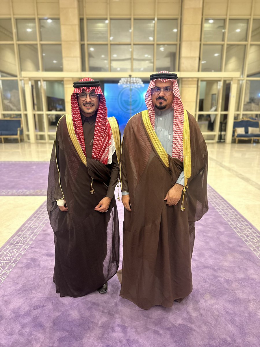 تشرفت البارحة بتقديم اثنينة صاحب السمو الملكي الامير د/حسام بن سعود بن عبدالعزيز 
أمير منطقة الباحة
الذي يغمرنا بلطفه وتعامله دوماً
وشكراً لمن يتيح للشباب الفرصة ويمنحهم الثقة من الزملاء في إمارة المنطقة
نهاية اللقاء لقطة جميلة بصحبة الأمين د/ علي بن محمد السواط أمين منطقة الباحة