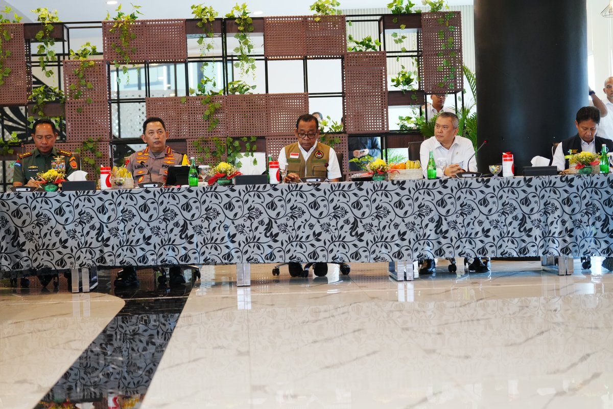 Saya Bersama Menko PMK, Menhub, Menkes, Panglima TNI, Kabasarnas, Ka BNPB, dan Ka BMKG melaksanakan peninjauan Terminal Eksekutif Pelabuhan Merak, Banten.

Sebagaimana perintah Bapak Presiden RI, kami akan memberikan pelayanan dan pengamanan terbaik bagi masyarakat yang