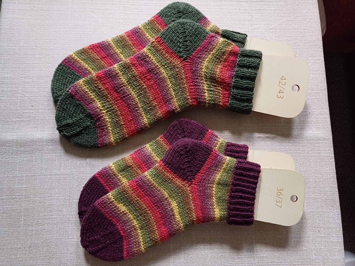 OrthoDel's tweet image. Künftig werde ich beim #Sockenstricken darauf achten, dass die Farbabschnitte deutlich größer oder anders sind - dann sieht es nämlich SO aus: