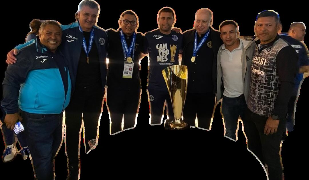 Feliz Navidad Azul.
Iván el Jocon,Emilio, Jr Izaguirre y Diego Vásquez todos con ADN de campeones del proceso de Ramón Maradiaga.
Doy gracias a Dios de haber trabajado con todos ellos y otros grandes del fútbol de Honduras <a href="/MOTAGUAcom/">Fútbol Club Motagua</a> <a href="/LOKOXMOTAGUA/">Loco X Motagua</a>