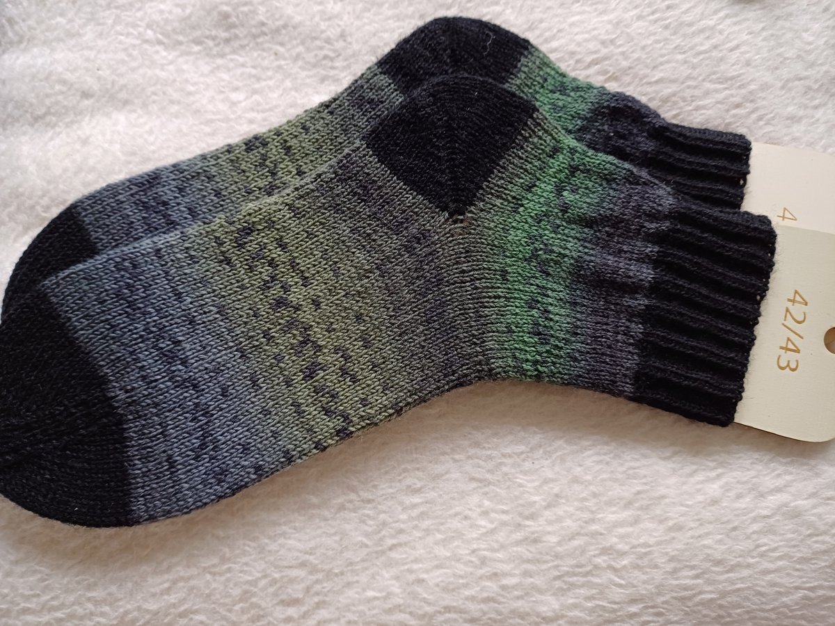 OrthoDel's tweet image. Künftig werde ich beim #Sockenstricken darauf achten, dass die Farbabschnitte deutlich größer oder anders sind - dann sieht es nämlich SO aus: