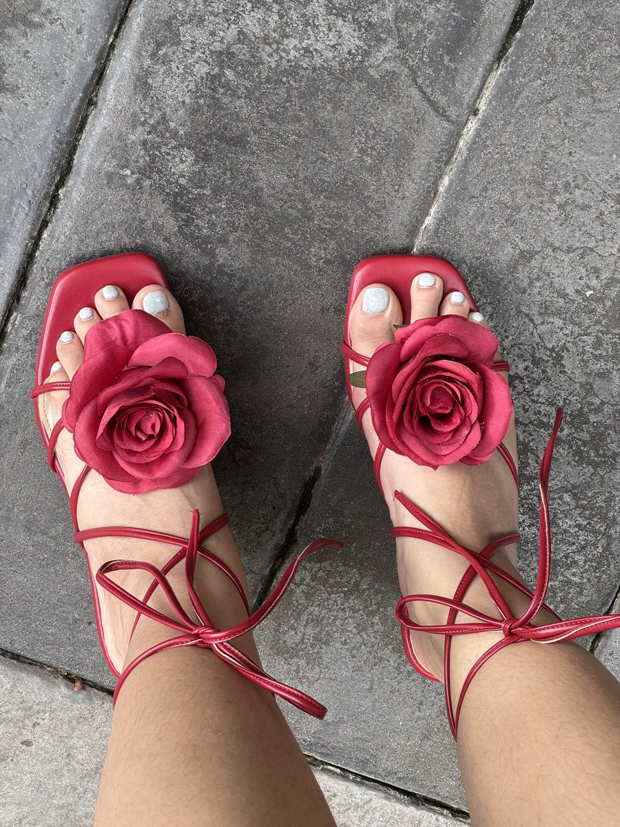 เป็นรองเท้าที่เรียบๆแต่ดูแพงมาก ส่วนสูงกำลังพอดี ใส่สบายด้วย ไม่ปวดเท้าเลย จะติดดอกหรือไม่ติดก็ได้ สวยทั้งสอง 🥺💖 เหมาะกับใส่ออกงานช่วงปีใหม่มาก ใครหารองเท้าดีๆ สูงหน่อยๆ กำลังเดินสบาย คือขอแนะนำเลย