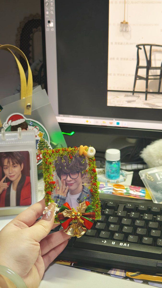 wangyu1128's tweet photo. 크리스마스를 밖에서 보낼 수 있는 플라우드가 부럽습니다. 저의 크리스마스 일상 생활은 집에서 긴급하게 야근하는 것입니다. 다니엘 씨 뭐 하세요?
#강다니엘 #KANGDANIEL
#녜리와_플로디의_크리스마스 https://t.co/9TNlUgN5e9