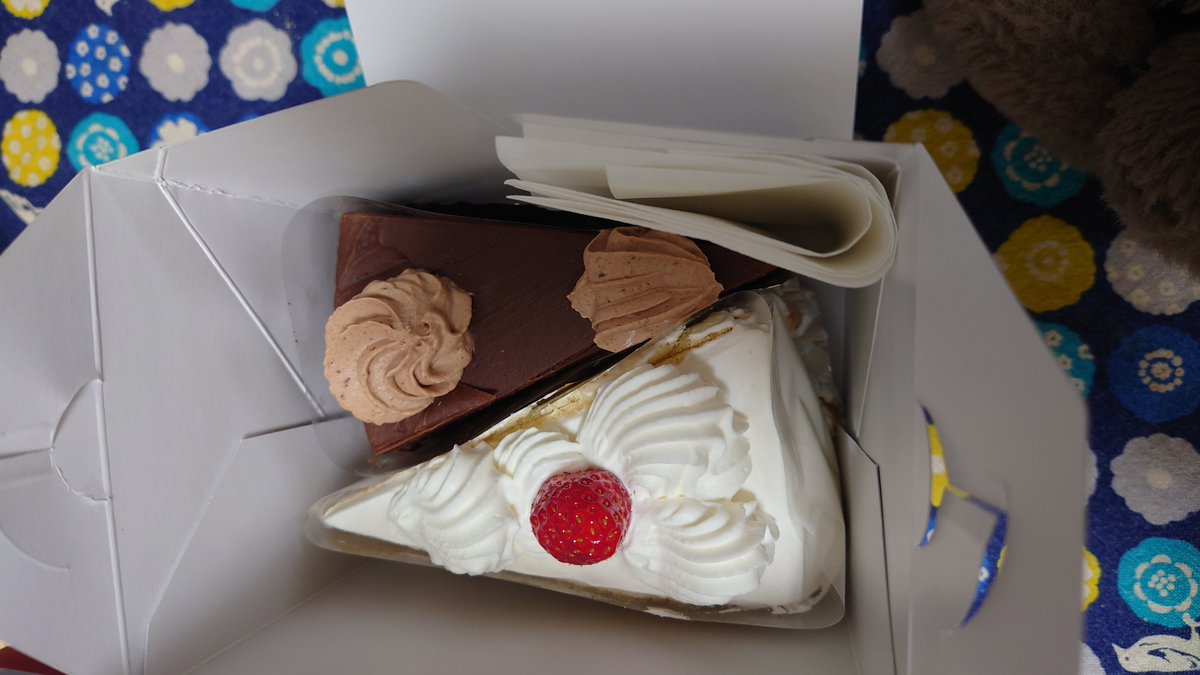 daisukidayomama's tweet photo. 近所のケーキ屋さんでケーキ買ったんだけど🎄飾りがなくてクリスマス感ゼロだから、マジパン乗せようも思ったらなくて😂仕方ないから、でん六豆で雪が積ったツリーを表現してみたよ😆
ミニミニのペロティも乗せたら、なんかぽくなったでしょ☺️🎄
ケーキはいつも半分こ🍰

#でん六豆
#クリスマスケーキ https://t.co/cAGxlPnqDX
