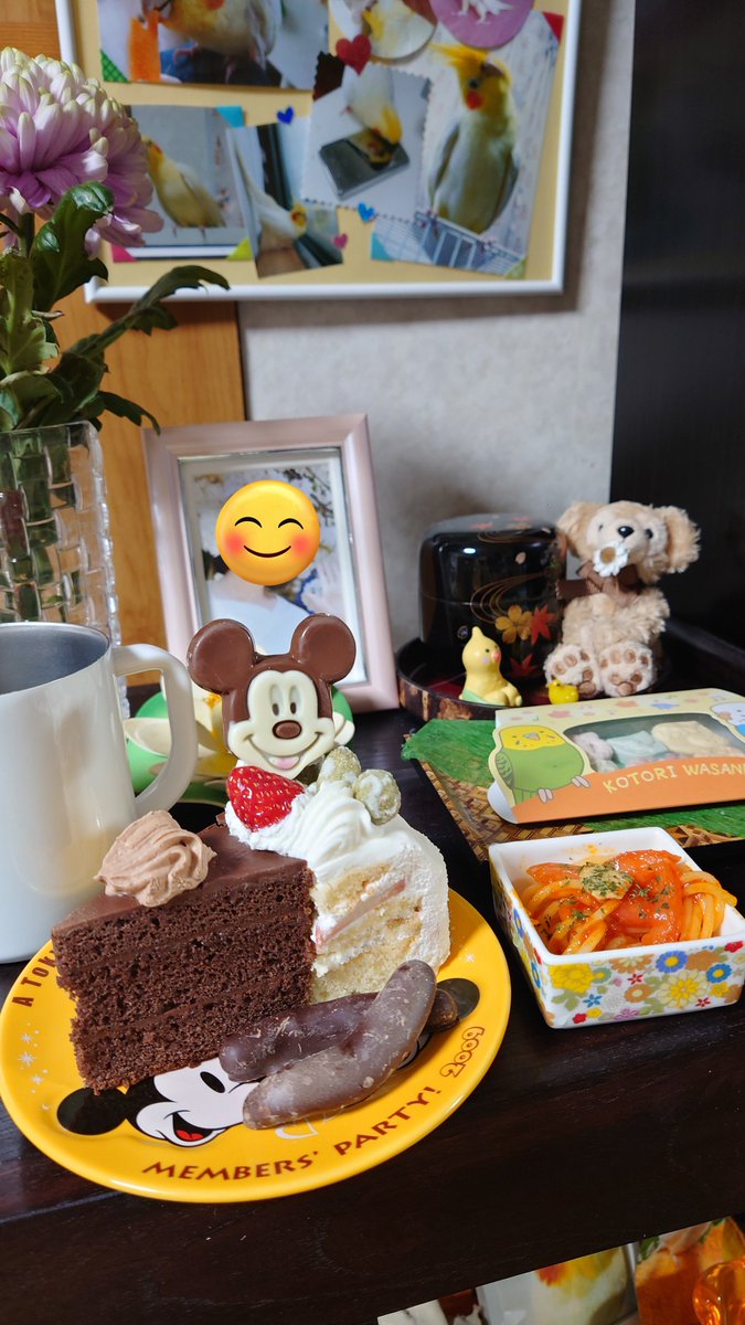 daisukidayomama's tweet photo. 近所のケーキ屋さんでケーキ買ったんだけど🎄飾りがなくてクリスマス感ゼロだから、マジパン乗せようも思ったらなくて😂仕方ないから、でん六豆で雪が積ったツリーを表現してみたよ😆
ミニミニのペロティも乗せたら、なんかぽくなったでしょ☺️🎄
ケーキはいつも半分こ🍰

#でん六豆
#クリスマスケーキ https://t.co/cAGxlPnqDX