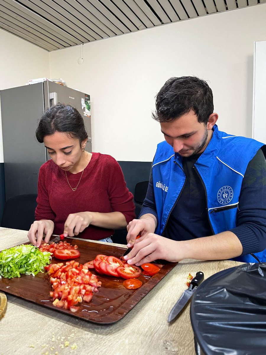 GSB_AydinGM's tweet photo. Ahşap ve seramik boyama eğitimine  katılan gençlerimiz, bu kez mutfakta hünerlerini gösterdiler. 

Hazırlanan ikramlıklar için eğitime kısa bir mola verdik. #GençlikMerkezleri https://t.co/Y0oC2j7Tq8