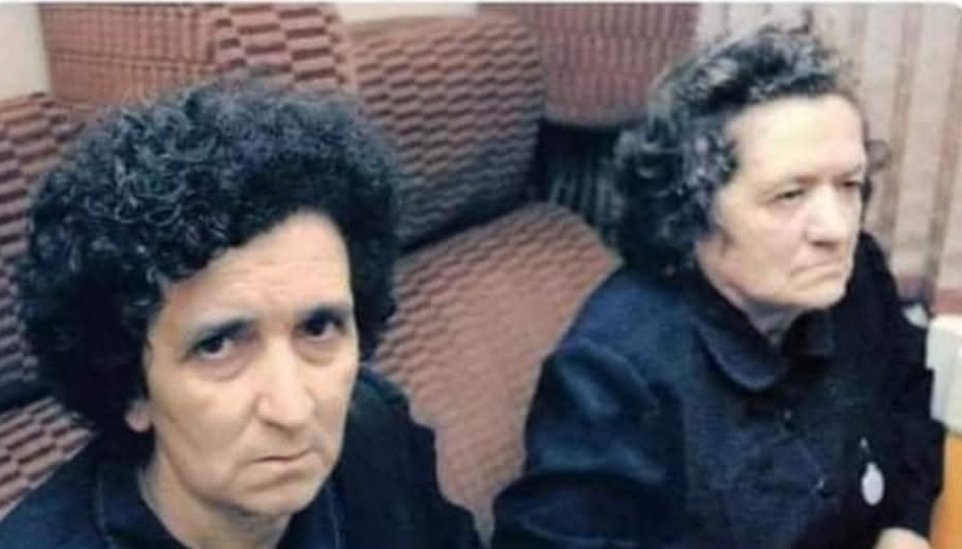 Tu madre y tu tía cuando te ven llegar a la cena de Nochebuena con el gorrito de Papá Noel y una papa como un mulo.