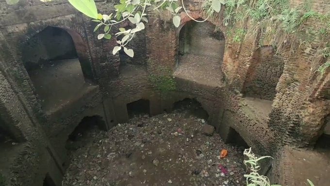 SonOfAvadh's tweet image. संभल जामा मस्जिद से 2 KM की दूरी पर मिली सम्राट पृथ्वीराज चौहान की बावड़ी, 
चोर कुआं कहते थे लोग !!
#UpKiBaat #SambhalMandir