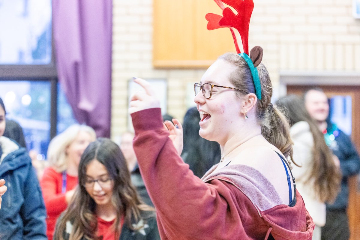 StMarysSchoolGX's tweet photo. 🎄🎁🎅 Merry Christmas from everyone at St Mary's! 🎄🎁🎅
#SMSspirit #embrace #empower #excel #christmas #christmastcheer #lastweekofschool #christmasholidays #privateschool #independentschool #girlsschool #localschool #allthroughschool https://t.co/oTWcZU5D1q