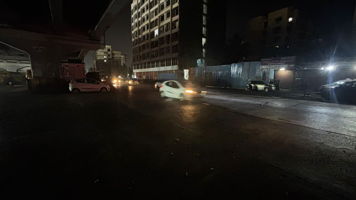 ansariimran2007's tweet photo. Dear All A Humble Request please install Speed Breakers below the Y-Junction Bridge or else close the middle road under the bridge, its very dangerous every vehicle are passing will get dash with each other. @MMRDAOfficial @MSRDCLtd @jitendraawhad5 https://t.co/rUcBbBc5uS