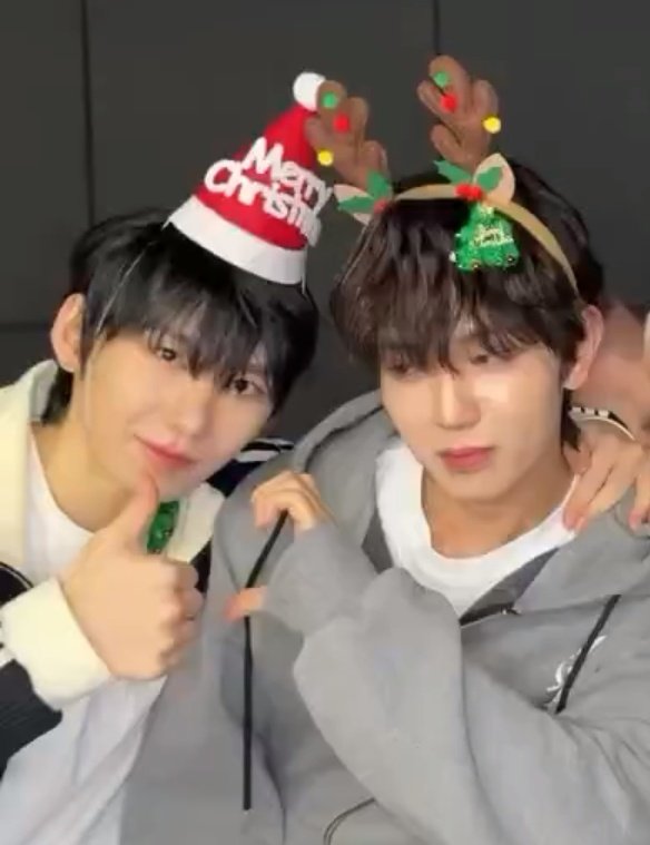 GeeSandy21's tweet photo. Pag itong si Park Han nag buo ng heart with JL tlaga ah 

Hahahhaha
#JayHan
#제이엘 #유니버스리그 
#UNIVERSELEAGUE #ParkHan #JLGaspar https://t.co/cVFrEDb3R0