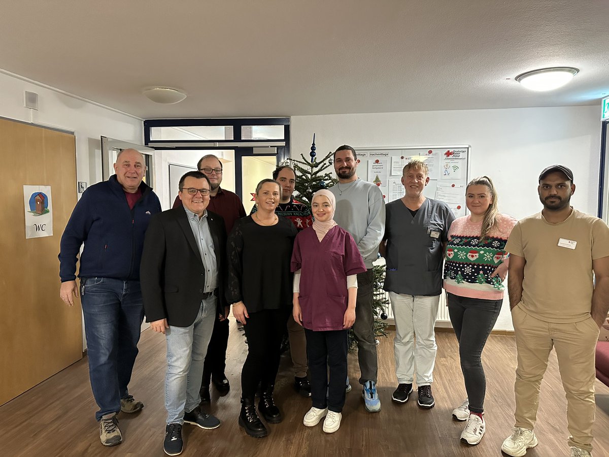 Auch zu Weihnachten sind die Mitarbeitenden im DRK-Altenzentrum in Dortmund für die Bewohnerinnen und Bewohner da. Der Kreisgeschäftsführer, Heim- und Pflegedienstleitung danken gemeinsam mit dem Betriebsratsvorsitzenden  für das Engagement und wünschen Frohe Weihnachten.