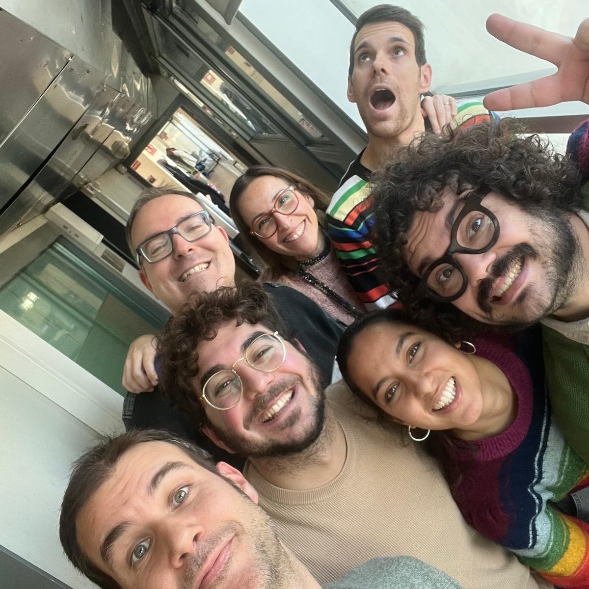 🎹🎸 ARRENCA EL TRIVIAL MUSICAL de Nadal amb Teloners contra Versió!!  Amb <a href="/edudebatlle/">Edu de Batlle</a> d'àrbitre d'aquest xoc.

💪🏾L'equip Versió: <a href="/marta_caila/">Marta Cailà</a> , <a href="/Marc_Serra/">Marc Serra</a> i <a href="/oriolcruz/">Oriol Cruz</a> i l'equip Teloners: <a href="/marcbalafc/">Marc Bala</a> , <a href="/gestadella/">GUILLEM ESTADELLA</a> i <a href="/MarSevilla5/">Mar Arans</a> 📻 rac1.cat/directe