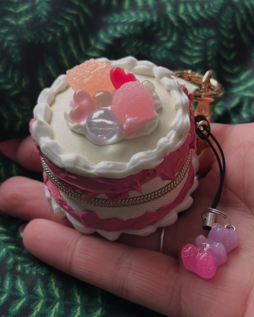 FlowerAtt1c's tweet photo. The cutest little princess cake for a special little lady π #tinycake https://t.co/sPKWb51zah