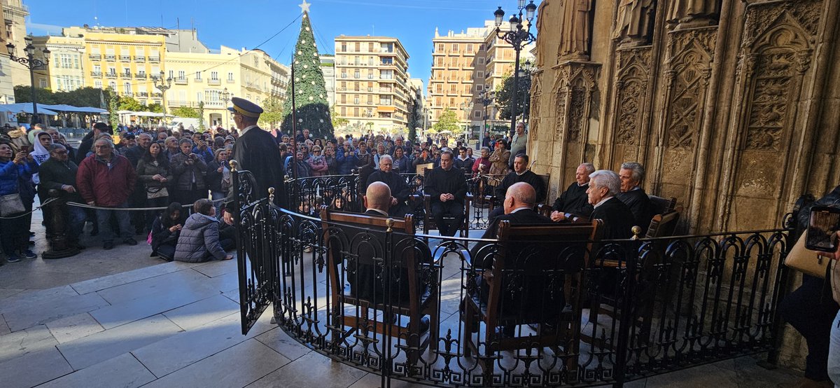 Les comunica que sus sesiones se celebran durante todos los jueves del año, incluido el mes de agosto; aunque por tradición realiza un descanso y no se reúne durante los jueves comprendidos entre Navidad y Reyes.
No se celebrará sesión los jueves 26 de diciembre y 2 de enero.