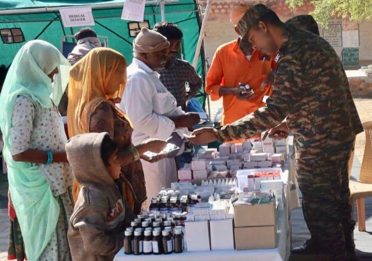 KonarkCorps's tweet photo. #VibrantVillages
#NationBuilding

#GoldenKatarDivision conducted medical camps in several border villages of #Rajasthan. More than 900 villagers including elderly people, women &amp; children were provided with medical assistance &amp; basic awareness on good health.

@IaSouthern
@adgpi https://t.co/Z0KoapHIvS