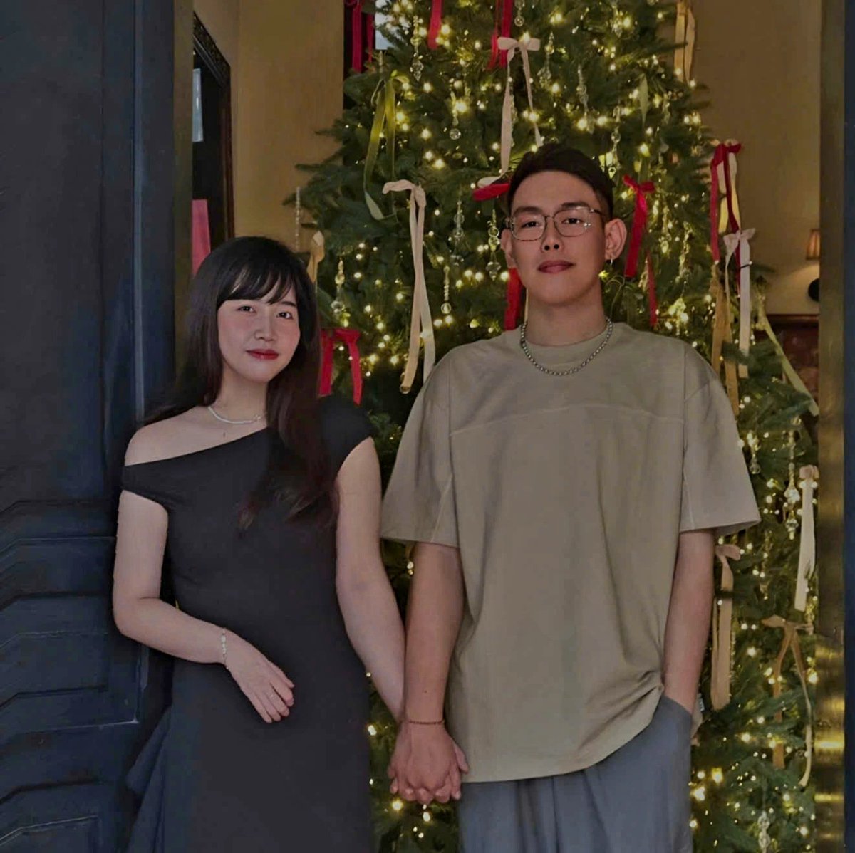sun211295's tweet photo. Noel tặng e mối tình No End🎁💚🌲 #tranbaobao #baobao #mýtyle #mylove #merrychristmas https://t.co/D761hHrGsl