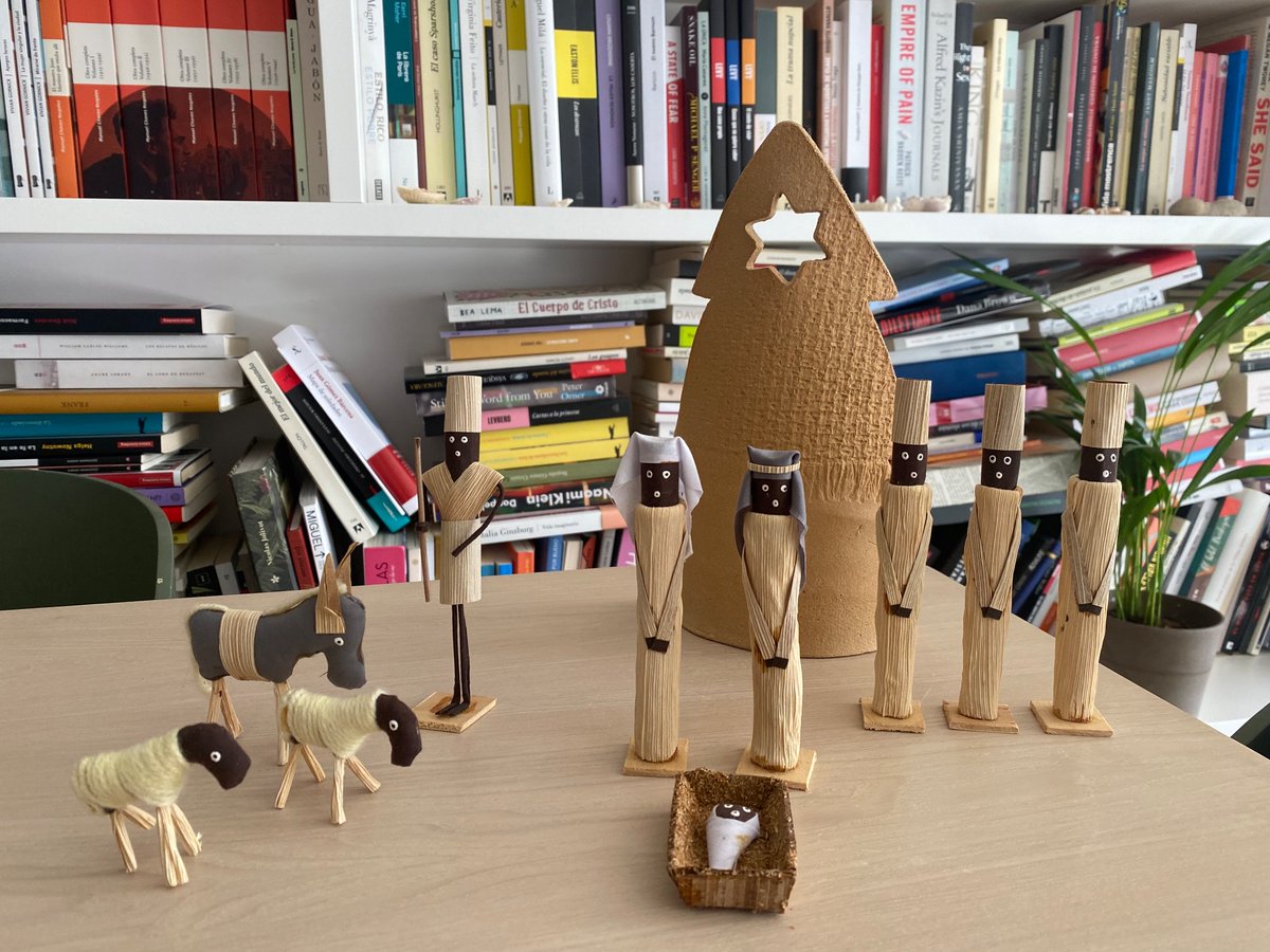 El belén atónito, un año más. Perplejo ante nuestro estado descalabrado, asombrado por este 2024 de locos e inquieto por un 2025 que a saber. El jesusito conguito no sabe si irse Miño abajo en su cuna de corcho. Yo necesito estanterías. Felices fiestas! Crucemos este Rubicón