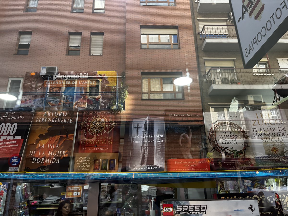 Cosas a las que no te acostumbras: que tú novela esté en el escaparate de una librería, junto, entre otros @juangomezjurado <a href="/perezreverte/">Arturo Pérez-Reverte</a> @dolores_redondo <a href="/luiszueco/">🏰 Luis Zueco 📚</a> @evagarciasaenz Si tú quieres hacerlo con la mía, puedes hacerte con ella aquí: amzn.eu/d/hBg5f0Z