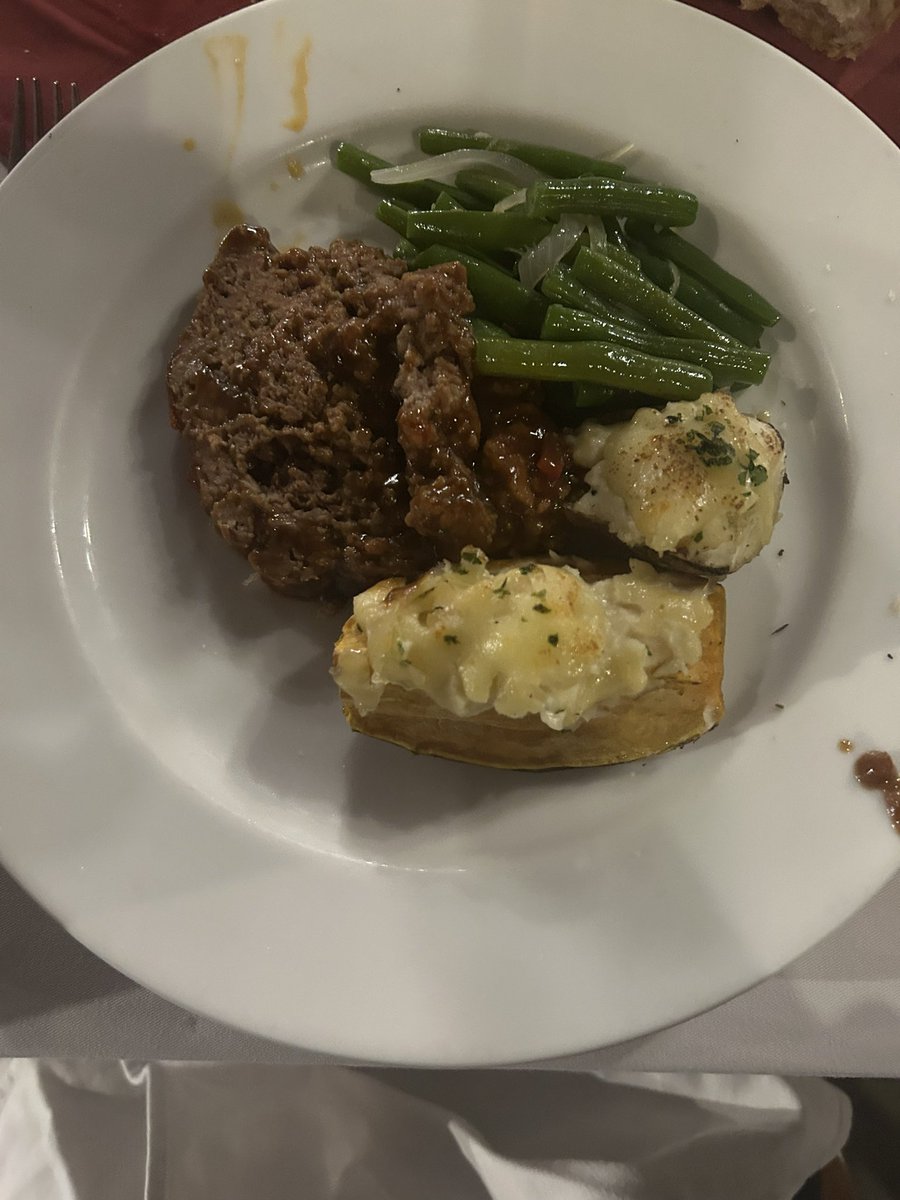Tristan21000a's tweet photo. Un condensé du repas de réveillon proposé par un hôtel à Bali. #TruntumKuta #bisquedecrevettes #beefmeatloaf #patatedoucegratinée #haricotsvertssautés #oeuf #foiedepoulee #gressins #tomates https://t.co/cED9P2Oqh9