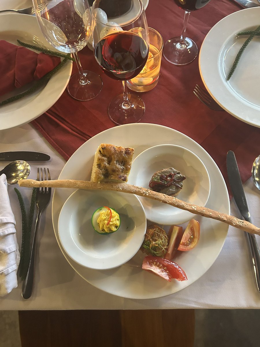Tristan21000a's tweet photo. Un condensé du repas de réveillon proposé par un hôtel à Bali. #TruntumKuta #bisquedecrevettes #beefmeatloaf #patatedoucegratinée #haricotsvertssautés #oeuf #foiedepoulee #gressins #tomates https://t.co/cED9P2Oqh9