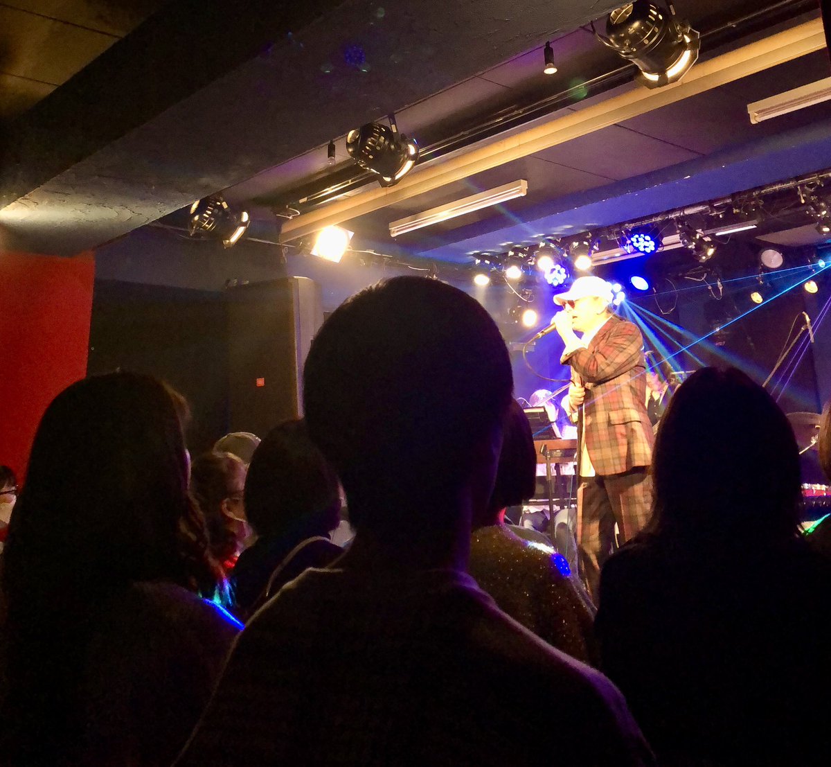 久しぶりに恩師のライブへ。

発声法とか歌い回しとかじゃない、Ahhhh‼️と放った一声で生き様と情熱が伝わる歌。突き抜けるロックボイスに音楽と人への愛が溢れていて、やはり泣いてしまった。

自分の原点と、向かうべき方向を思い出させてもらった今年のクリスマスでした🙏

皆さま良い夜を✨🎄✨