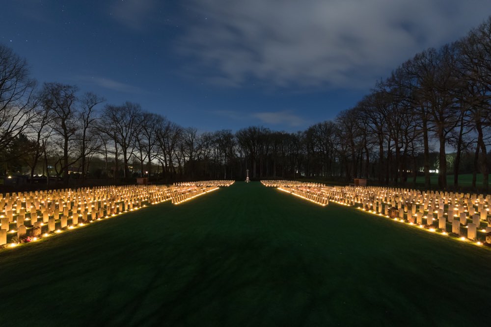 Also this Christmas Eve on 25.740 war graves throughout the Netherlands a light will burn as from 5 pm. 🕯️. 
#LichtsOnWarGraves   We will remember them.