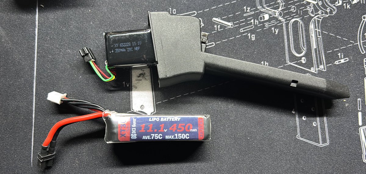 GDR706's tweet photo. さて11.1V350mAhでもっとCレートが高いバッテリー、もちろんあるんだけどサイズ不明で収まるか分かんない···
ならいっそ最初から収めることは考えないで、DASistおなじみのこのバッテリーを繋げられるようにした方が手っ取り早いね!?
#CYMA #MP443 https://t.co/MTaIo3stxd