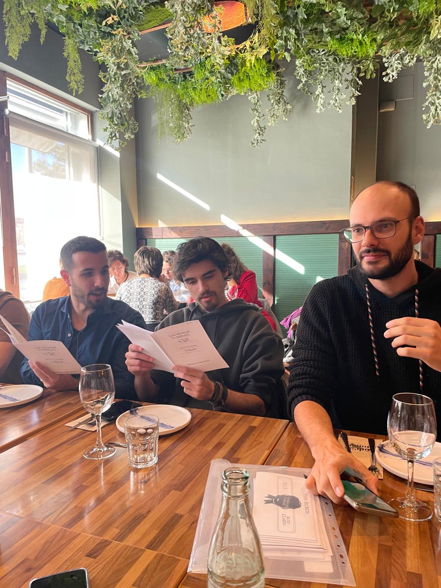 app2utech's tweet photo. Este año la comida de Navidad tuvo como hilo conductor un juego donde cada integrante del equipo era un personaje de una historia y al final había que encontrar al asesino.
Fue muy divertido ver como todo el mundo se metía en el papel.

#app2U #ComidaDeEmpresa https://t.co/Isyj7CNwrz