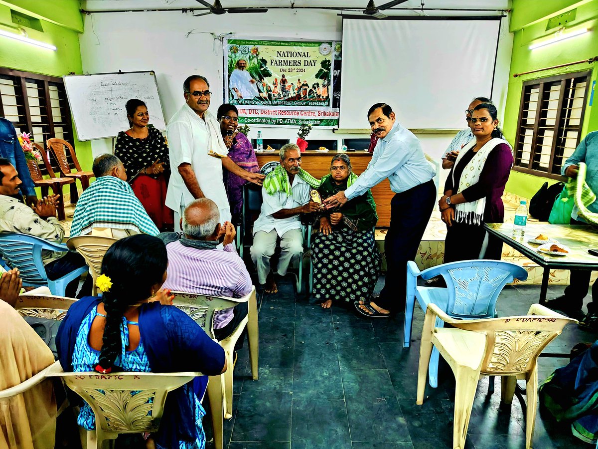 SSIAST's tweet photo. Farmers' Day was celebrated across country showcasing its essence in different ways like awareness camps, trainings, exibiting stalls and Agnihotra rituals to promote harmony with nature etc. Farmers came together to share knowledge, pay respect to one another.
#ssiast https://t.co/zXxOfncG54