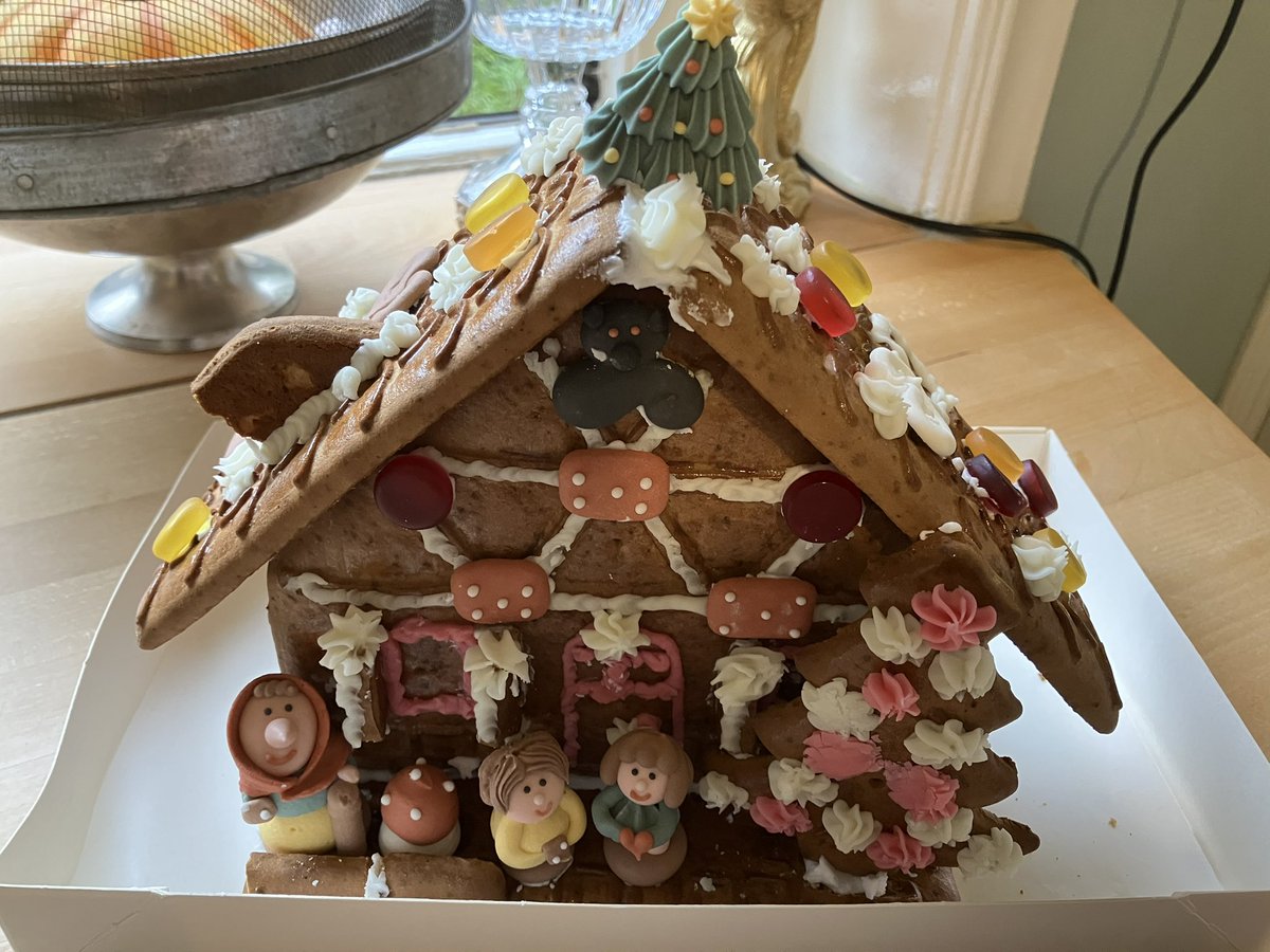 Als je kleindochter naast boekjes met het kerstverhaal en de kerstboom ook van gekke dingen houdt…dan leeft oma zich uit met een kersthuis 😉
Zalig Kerstfeest en gezondheid, geluk en vrede in 2025 gewenst!