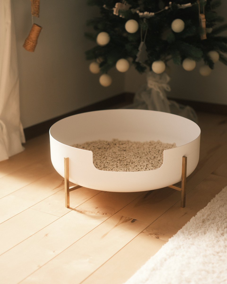 大切な家族と過ごす特別なクリスマスに、優雅なひとときを。

クリスマスツリーのそばに佇む「La Toilette(トワレ)」は、まるで一つのインテリアオブジェのよう。
猫も人も心地よい空間で過ごす時間が、何よりのプレゼントです。

#Katte #LaToilette #クリスマスギフト #猫のいる暮らし