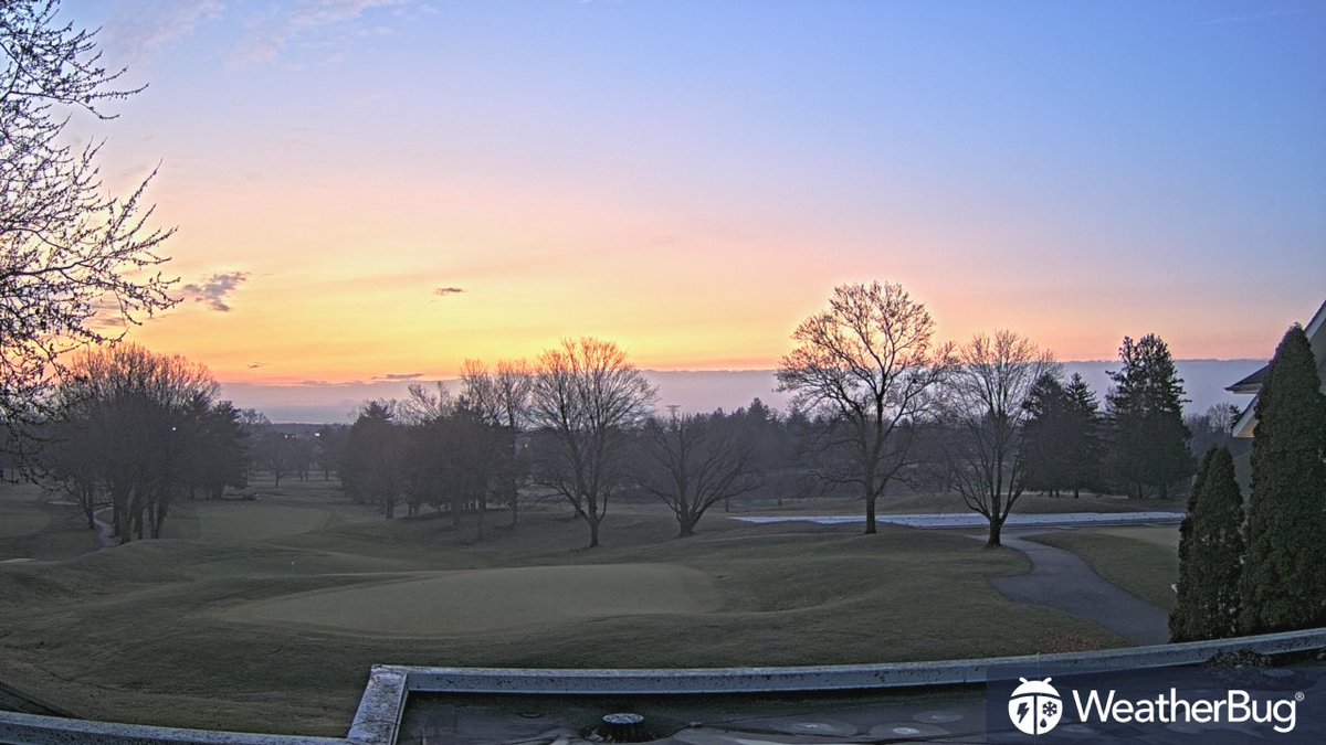 WeatherBug's tweet photo. Merry Christmas Eve from all of us here at #WeatherBug! π π Let's start your day with some beautiful sunrises from Tennessee and Virginia. #tnwx #vawx https://t.co/0jvwE5vJUq