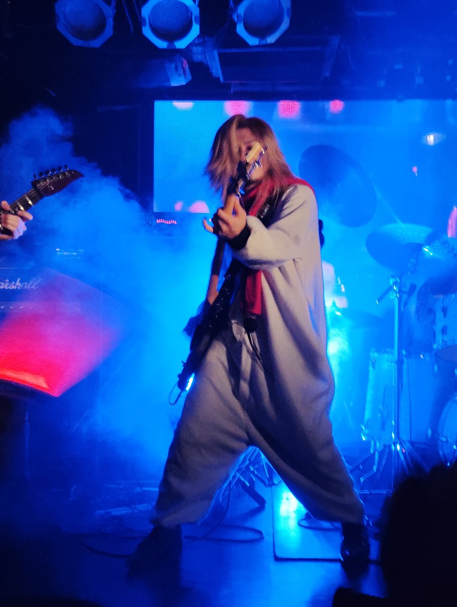 SEIICHIさん

渋カッコ良いよね　

これ……マジ

#YanxYan
#SEIICHI #ベース　
#リアフェスクリスマス
#稲毛KsDream
#リアフェス初出演
#以外にもブラマリさんとは初対バン
#全ライブ終了後
#ロビーでGLAYのWinterAgainを一緒に口ずさんでいただきありがとうございました