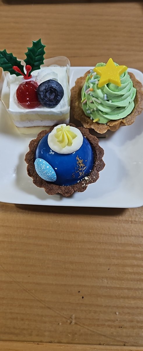 axiangD's tweet photo. ケーキいただきまっす🤩 https://t.co/SnolwK3Cl4