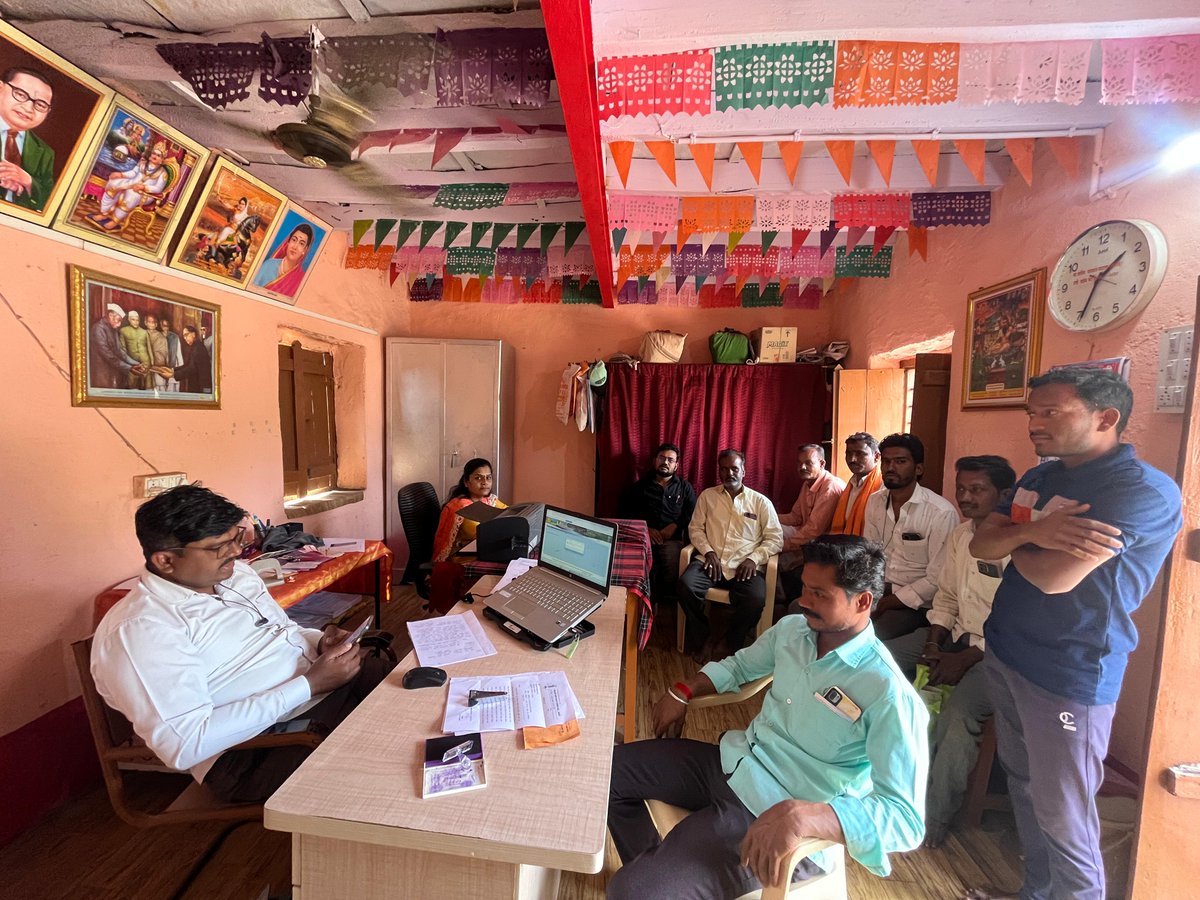 Solapurcoll's tweet photo. ग्राम महसूल अधिकारी मोहोळ यांचे कार्यालयात सुशासन सप्ताह साजरा करण्यात येऊन लाभार्थी यांना जातींचे दाखले, उत्पन्न दाखले, 7/12 उतारे व फेरफ़ार वाटप करण्यात आले https://t.co/DxE9rBW6v7
