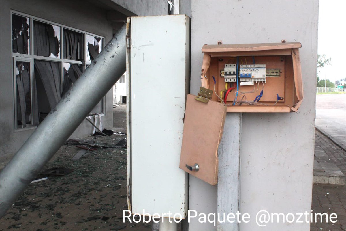 MOZ_TIMES's tweet image. After the #proclamation of #DanielChapo as president and #FRELIMO&apos;s parliamentary majority, tension and violence rise, especially in Maputo, Nampula, and Sofala. The Cumbeza toll, on National Road Number 1 (EN1) in Maputo, was #set on #fire by citizens #unhappy with the results.