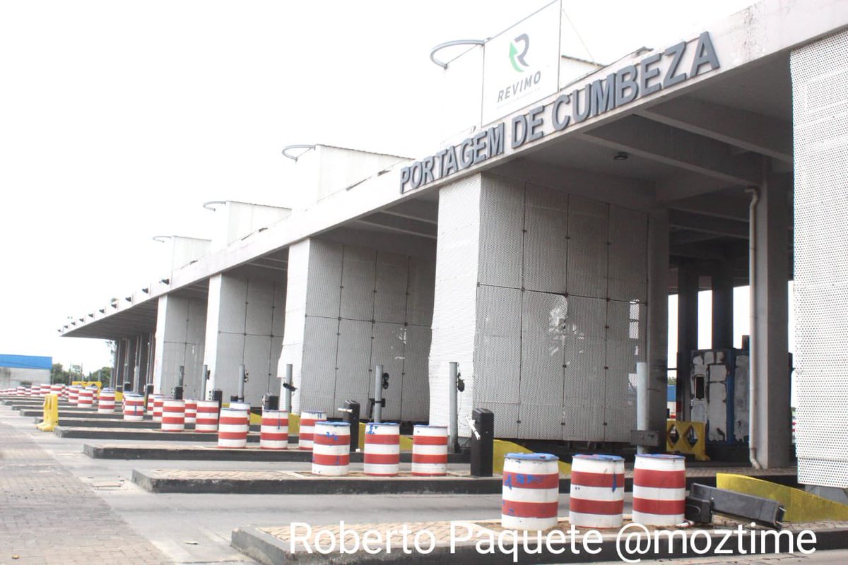 MOZ_TIMES's tweet image. After the #proclamation of #DanielChapo as president and #FRELIMO&apos;s parliamentary majority, tension and violence rise, especially in Maputo, Nampula, and Sofala. The Cumbeza toll, on National Road Number 1 (EN1) in Maputo, was #set on #fire by citizens #unhappy with the results.