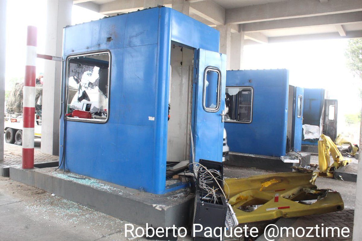 MOZ_TIMES's tweet image. After the #proclamation of #DanielChapo as president and #FRELIMO&apos;s parliamentary majority, tension and violence rise, especially in Maputo, Nampula, and Sofala. The Cumbeza toll, on National Road Number 1 (EN1) in Maputo, was #set on #fire by citizens #unhappy with the results.