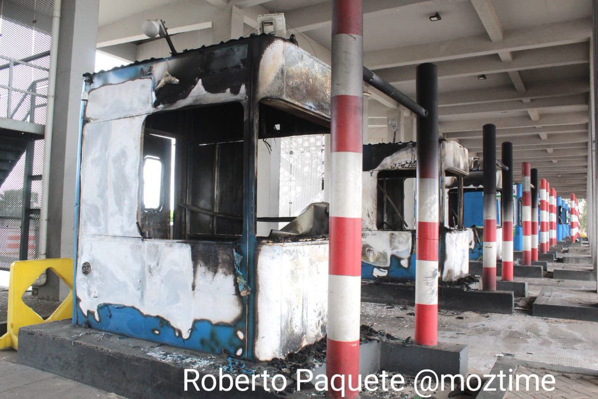MOZ_TIMES's tweet image. After the #proclamation of #DanielChapo as president and #FRELIMO&apos;s parliamentary majority, tension and violence rise, especially in Maputo, Nampula, and Sofala. The Cumbeza toll, on National Road Number 1 (EN1) in Maputo, was #set on #fire by citizens #unhappy with the results.