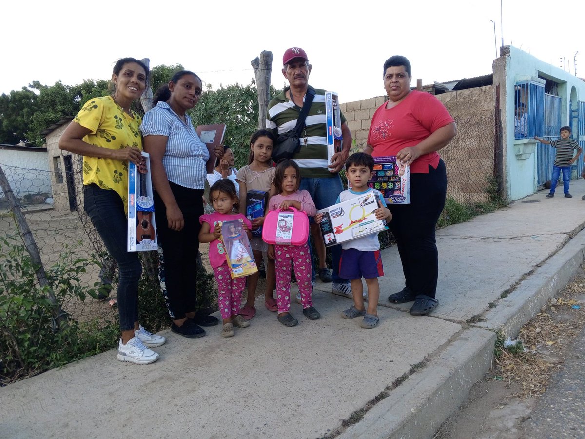 Comunicador Clap (@comunicadoracm3) on Twitter photo #23dicimbre Gracias a nuestro presidente obrero Nicolás Maduro, gobernador Adolfo Pereira Alcaldesa lasmit Verde se realizó entrega de los juguetes a los niños del Sector manzanares 3, "Alegría para nuestros niños y niñas"
<a href="/NicolasMaduro/">Nicolás Maduro</a>
<a href="/AdolfoP_Oficial/">Adolfo Pereira Gobernador</a>
<a href="/cclaptorres/">Cclaptorres</a> #23dicimbre Gracias a nuestro presidente obrero Nicolás Maduro, gobernador Adolfo Pereira Alcaldesa lasmit Verde se realizó entrega de los juguetes a los niños del Sector manzanares 3, "Alegría para nuestros niños y niñas"
<a href="/NicolasMaduro/">Nicolás Maduro</a>
<a href="/AdolfoP_Oficial/">Adolfo Pereira Gobernador</a>
<a href="/cclaptorres/">Cclaptorres</a>