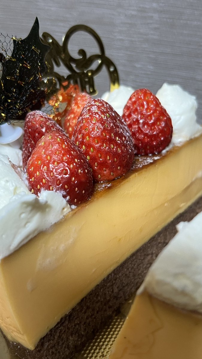 takashiiiiicafe's tweet photo. すべてのプリン好きへ。池袋にあるプリンに恋してのプリンケーキが最高...チョコスポンジの上にはバニラビーンズかおる濃厚なプリン...むっちりボディなプリンと生クリームといちごの組み合わせは間違いなさすぎたのでぜひっ！ https://t.co/mPxrJYiZ5Z