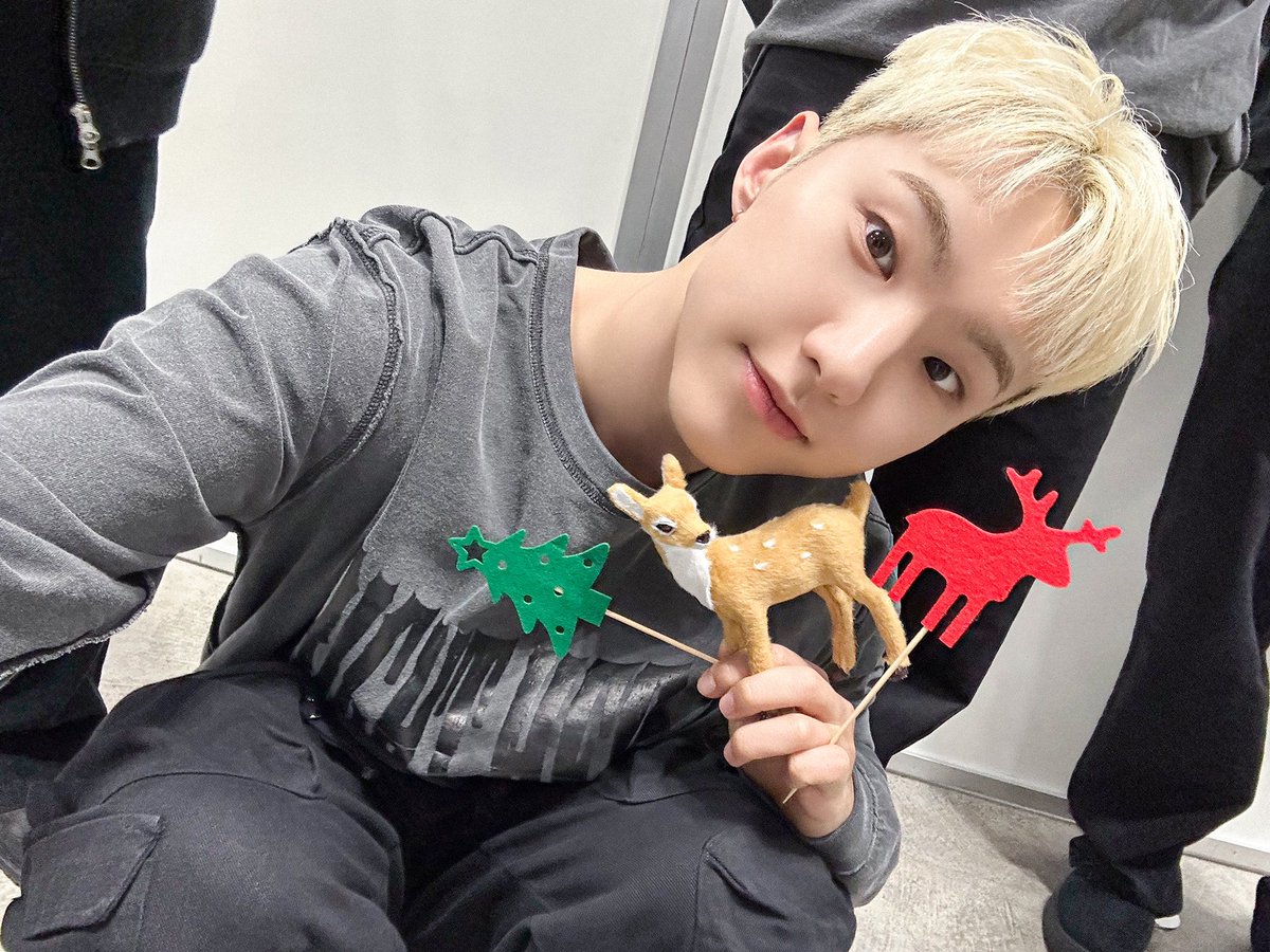 pledis_17's tweet photo. 캐럿을 위해 준비한 세븐틴의 선물🎁

▶️ https://t.co/D3oObEoXf9

#SEVENTEEN #세븐틴
#Happy_Holidays #해피홀리데이 https://t.co/KsAaYkAD5S